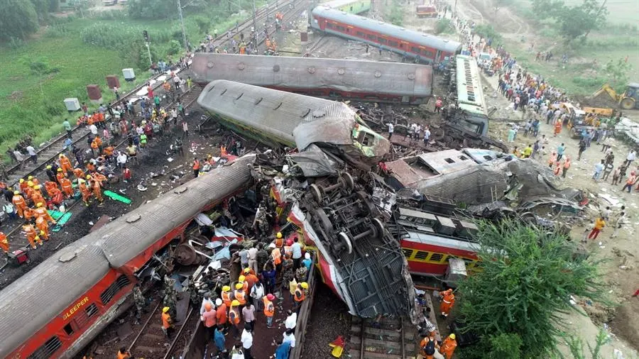 Grave choque mortal entre trenes en la India Grave choque mortal entre trenes en la India