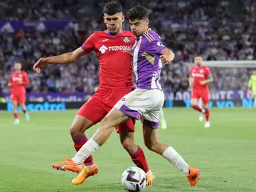 Carles Aleñá y David Torres luchan por un balón Carles Aleñá y David Torres luchan por un balón
