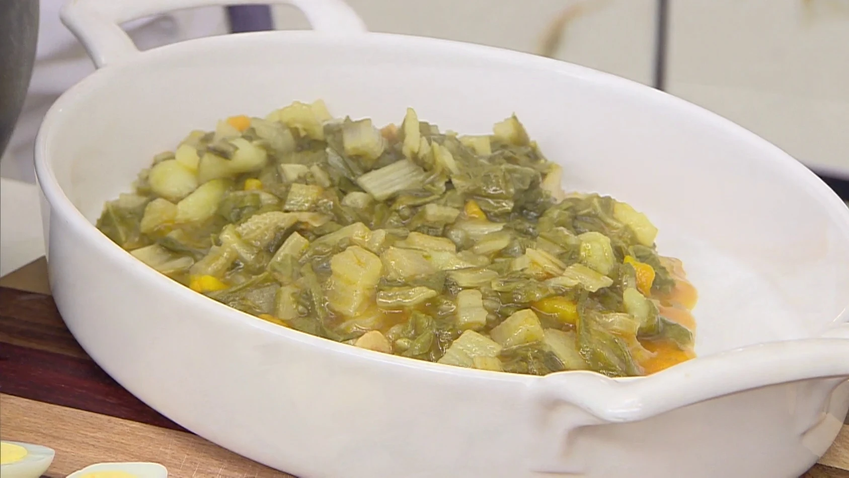 Acelgas con huevos de codorniz, de Argui&ntilde;ano: "Un guiso perfecto y sencillo para cualquier casa"