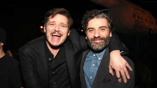 Pedro Pascal y Oscar Isaac sorprenden con a una fan con una adorable foto juntos Pedro Pascal y Oscar Isaac sorprenden con a una fan con una adorable foto juntos