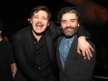 Pedro Pascal y Oscar Isaac sorprenden con a una fan con una adorable foto juntos Pedro Pascal y Oscar Isaac sorprenden con a una fan con una adorable foto juntos