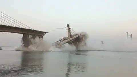 Se desploma un puente en India Se desploma un puente en India
