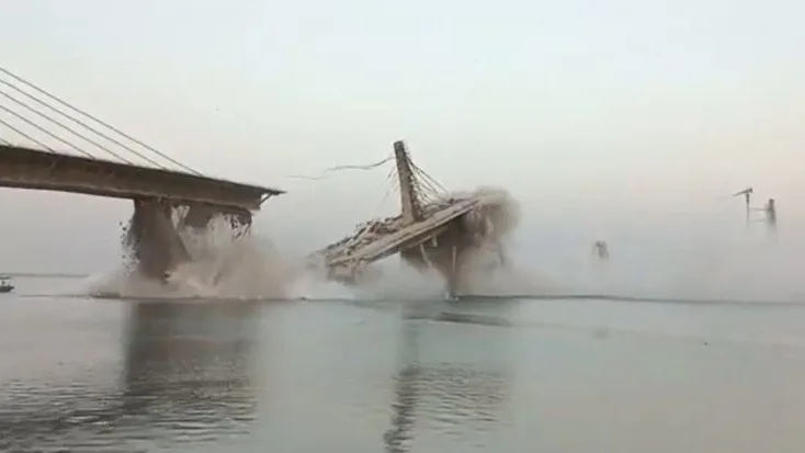 Se desploma un puente en India