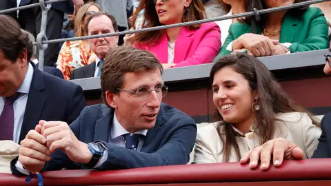 José Luis Martínez Almeida junto a su novia Teresa Urquijo y Moreno José Luis Martínez Almeida junto a su novia Teresa Urquijo y Moreno
