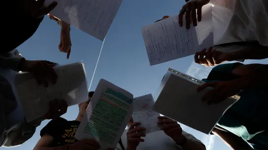 Un grupo de estudiantes dando un último repaso antes de un examen Un grupo de estudiantes dando un último repaso antes de un examen