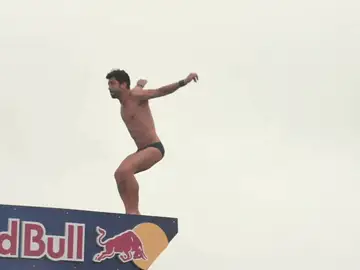 Carlos Gimeno, en la prueba del Red Bull Cliff Diving en Boston Carlos Gimeno, en la prueba del Red Bull Cliff Diving en Boston