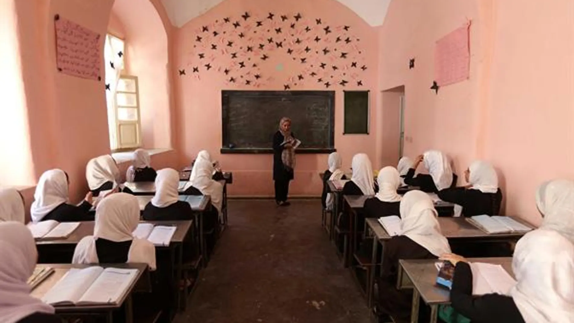 Niñas afganas en una clase en Herat