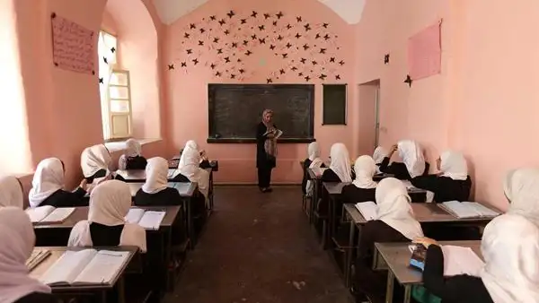 Niñas afganas en una clase en Herat Niñas afganas en una clase en Herat