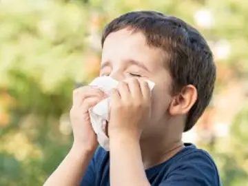 Niño tosiendo Niño tosiendo