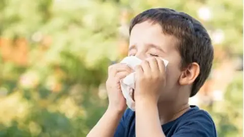 Niño tosiendo  Niño tosiendo