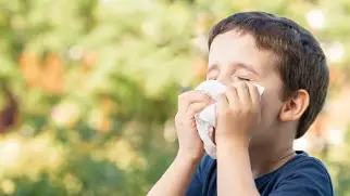 Niño tosiendo Niño tosiendo