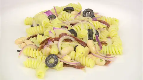 Ensalada de pasta y alubias blancas, de Arguiñano: "Una receta rica, rápida y vistosa" Ensalada de pasta y alubias blancas, de Arguiñano: "Una receta rica, rápida y vistosa"