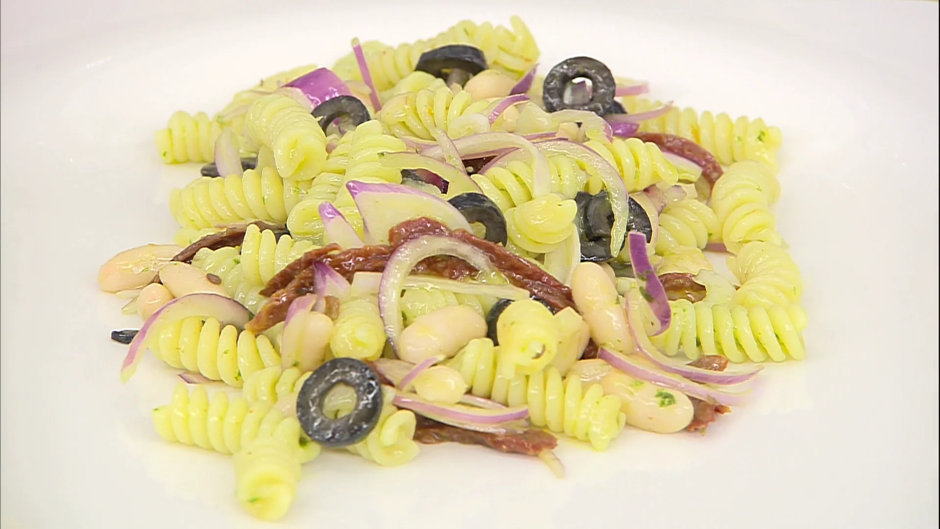 Ensalada de pasta y alubias blancas, de Argui&ntilde;ano: "Una receta rica, r&aacute;pida y vistosa"