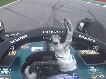 Fernando Alonso corrige a su ingeniero mientras conduce