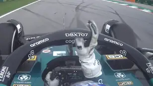 Fernando Alonso corrige a su ingeniero mientras conduce