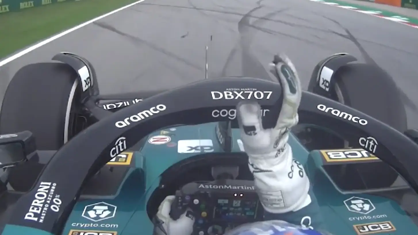 Fernando Alonso corrige a su ingeniero mientras conduce Fernando Alonso corrige a su ingeniero mientras conduce