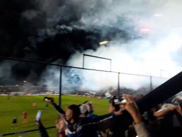 Fuegos artificiales en un partido de fútbol en Argentina