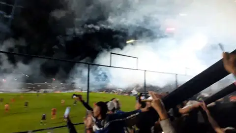 Fuegos artificiales en un partido de fútbol en Argentina Fuegos artificiales en un partido de fútbol en Argentina