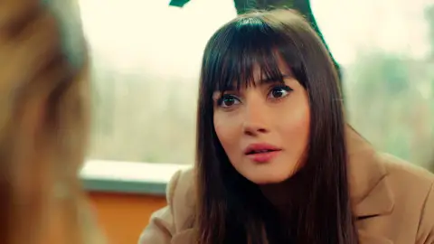 Yildiz le cuenta todo a su hermana: “Vi unas fotos de Alihan y Ender en la cama” Yildiz le cuenta todo a su hermana: “Vi unas fotos de Alihan y Ender en la cama”