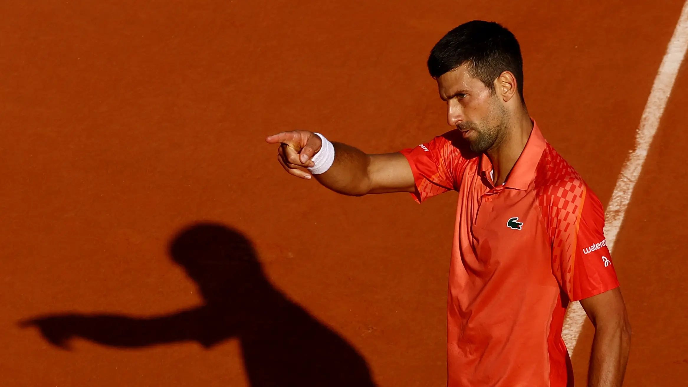 Novak Djokovic celebra un punto ante Karen Khachanov