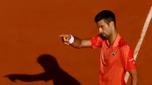 Novak Djokovic celebra un punto ante Karen Khachanov