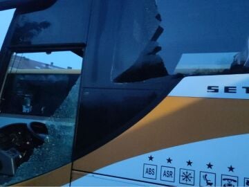 Autobús de la empresa Monbus destrozado en Ferrol