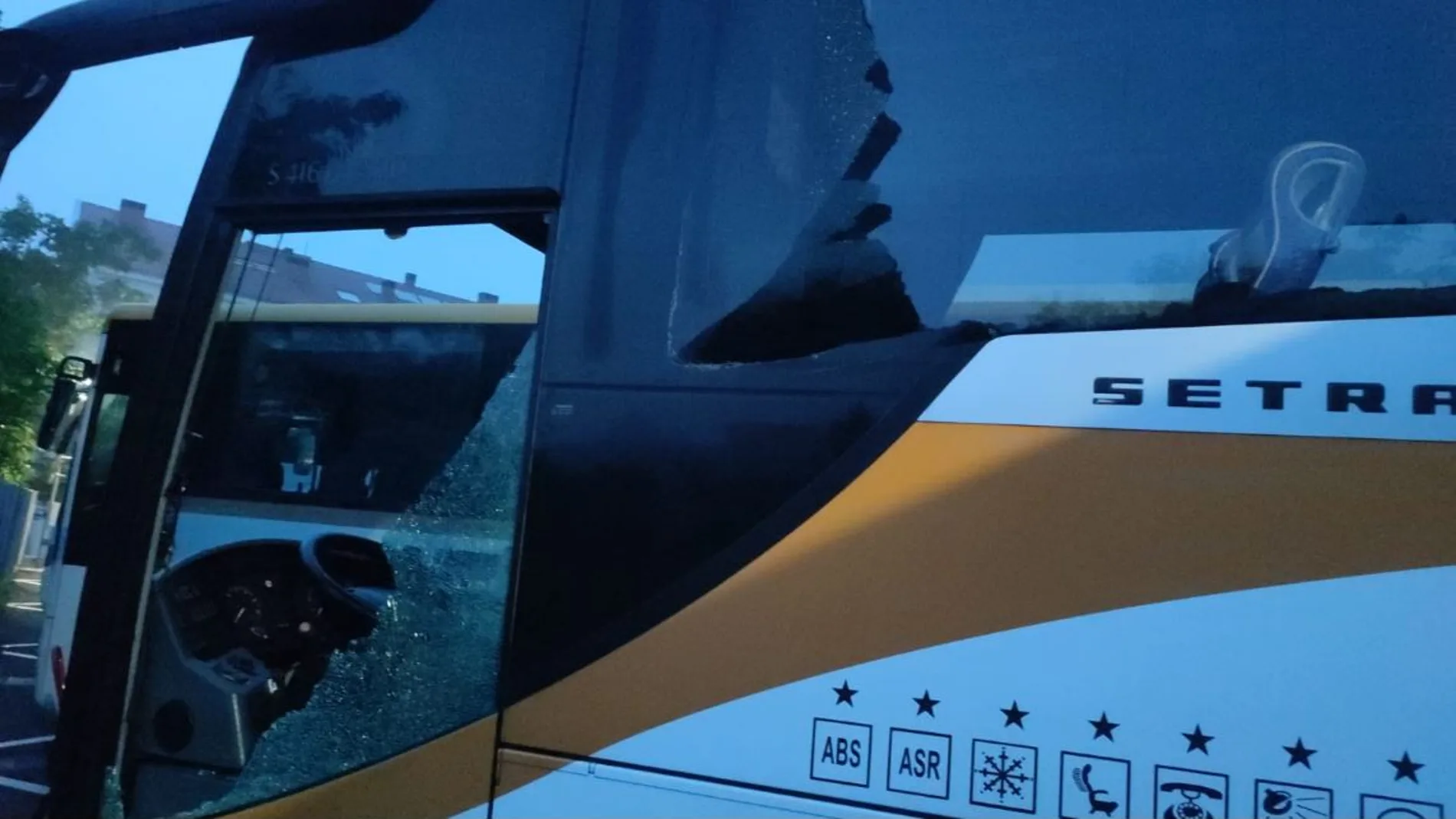 Autobús de la empresa Monbus destrozado en Ferrol