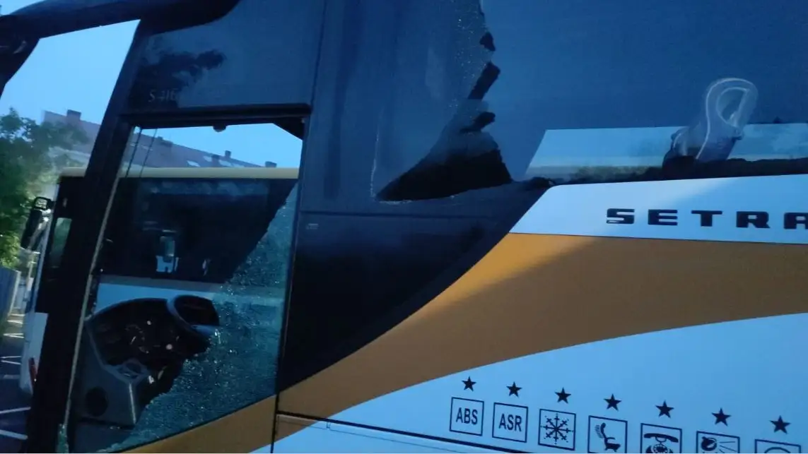 Autob&uacute;s de la empresa Monbus destrozado en Ferrol
