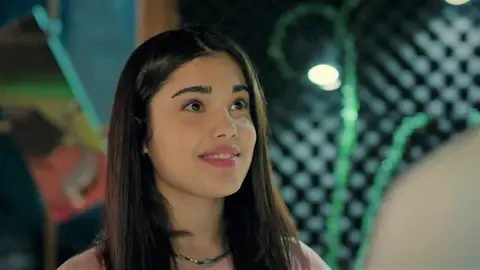 Süsen sorprende a Ömer con un original plan para animarlo… ¡Lo lleva a un estudio de música! Süsen sorprende a Ömer con un original plan para animarlo… ¡Lo lleva a un estudio de música!