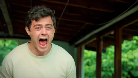 Ömer pierde el control tras descubrir las verdaderas intenciones de Sengül: “Fuera de mi casa” Ömer pierde el control tras descubrir las verdaderas intenciones de Sengül: “Fuera de mi casa”
