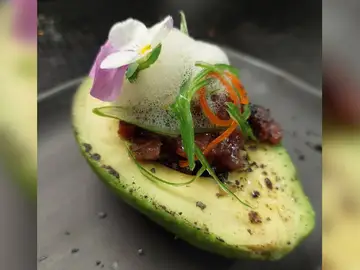 Aguacate con tartar de atún Aguacate con tartar de atún