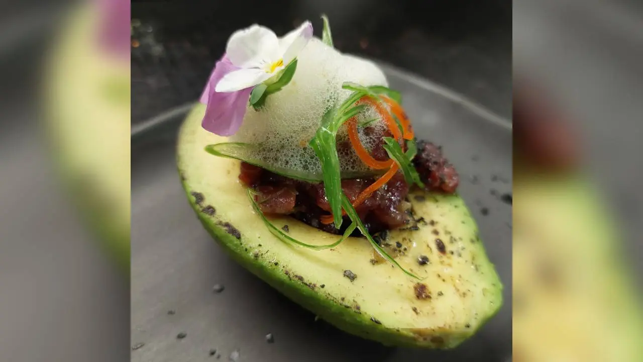 Aguacate con tartar de atún Aguacate con tartar de atún
