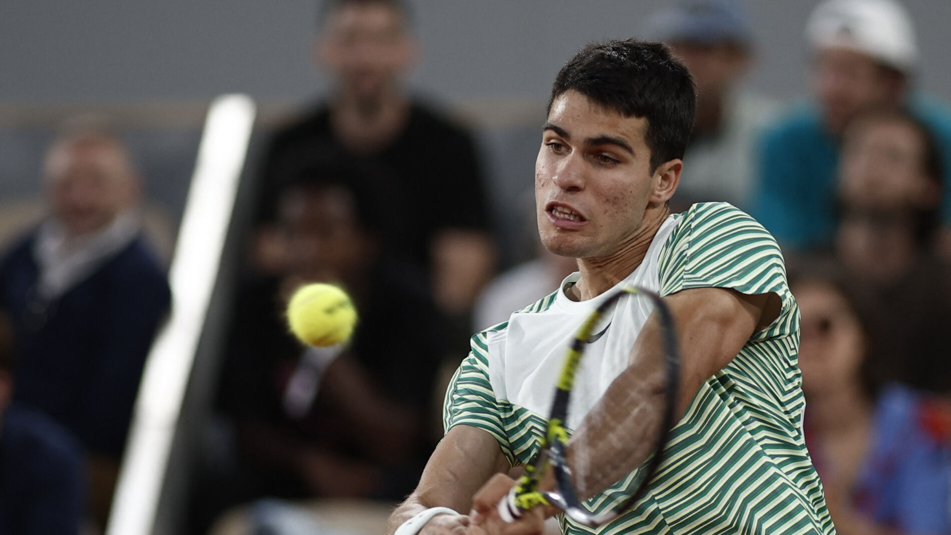 Carlos Alcaraz ejecuta un revés ante Stefanos Tsitsipas