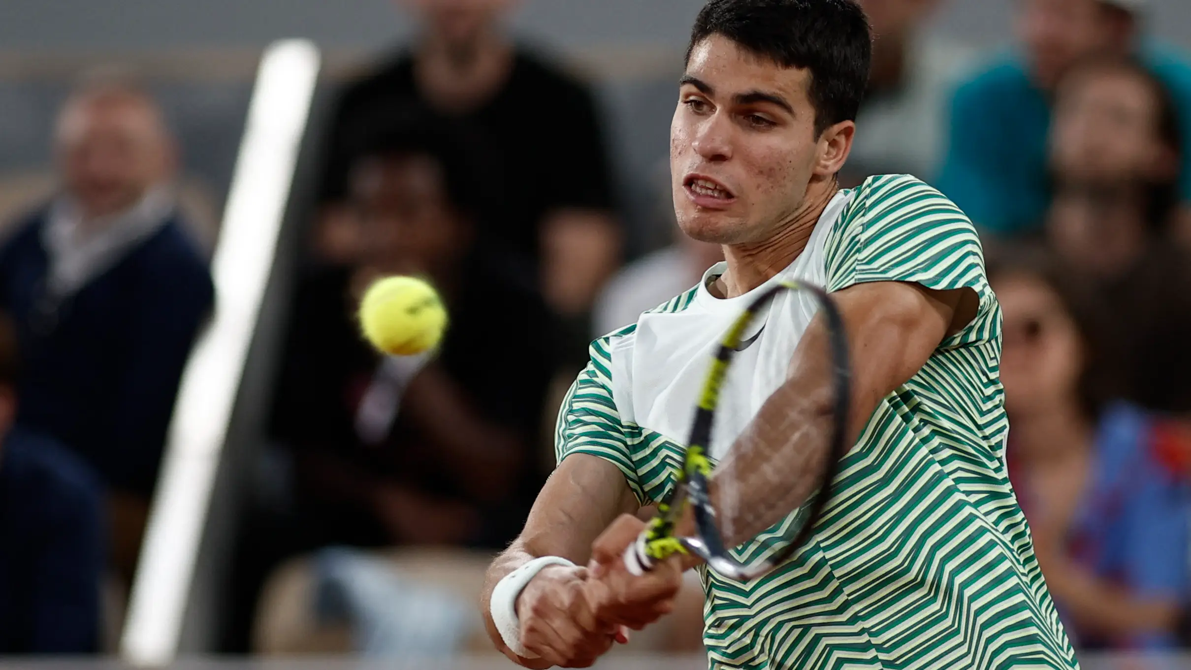Carlos Alcaraz ejecuta un revés ante Stefanos Tsitsipas Carlos Alcaraz ejecuta un revés ante Stefanos Tsitsipas