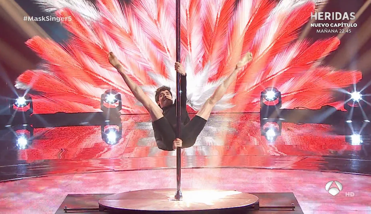 ¡El sexy pole-dance de Javier Ambrossi!: Paga su apuesta fallida sobre 