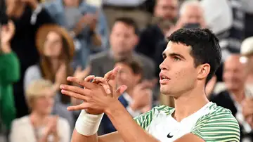 Alcaraz aplaude al público de Roland Garros