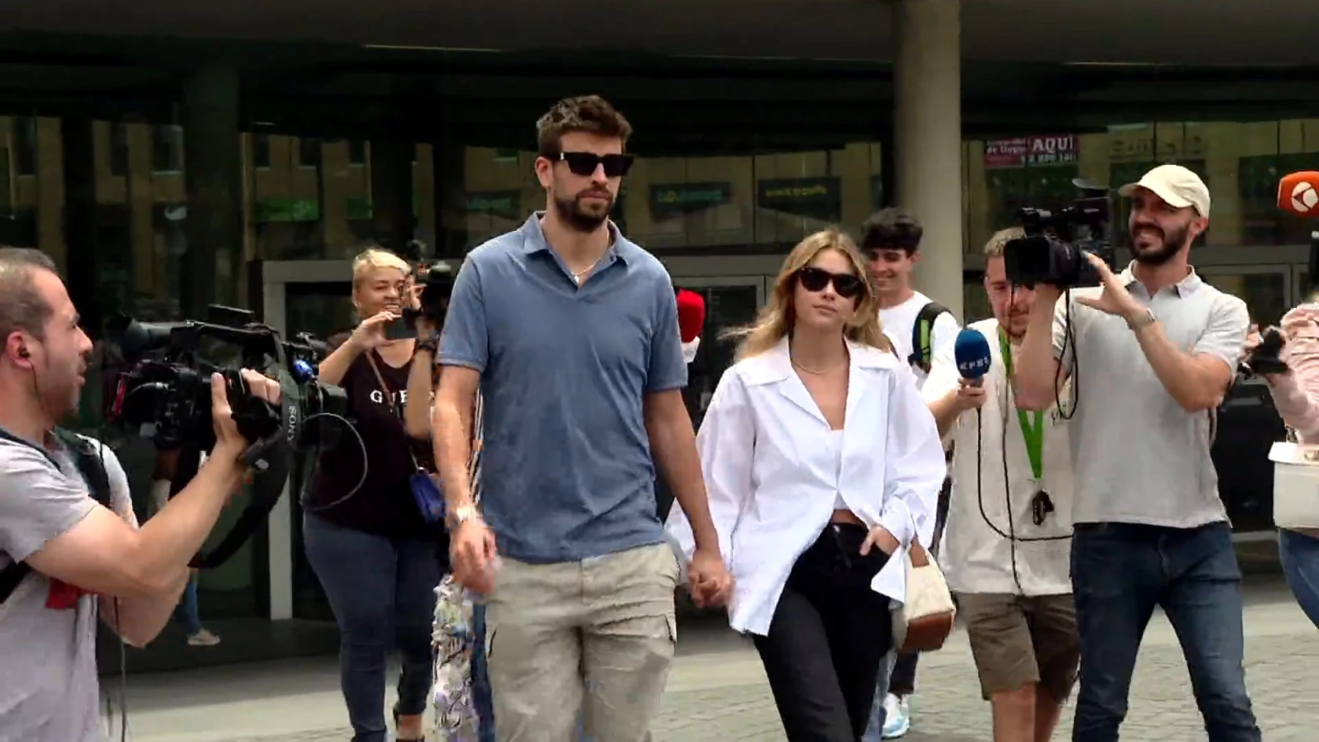 Gerard Piqu&eacute; y Clara Ch&iacute;a, a la salida de un juzgado de Barcelona