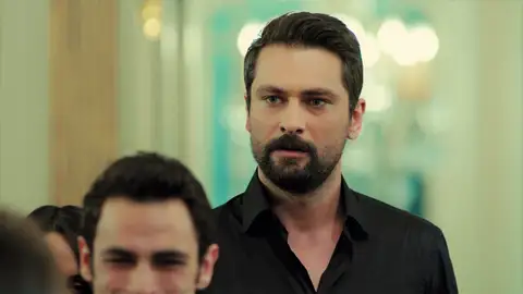 Zeynep y Dündar anuncian su compromiso… ¡Y Alihan se viene abajo! Zeynep y Dündar anuncian su compromiso… ¡Y Alihan se viene abajo!