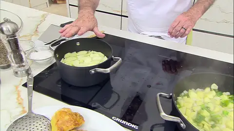 Preparamos el caldo de verduras con manzana Preparamos el caldo de verduras con manzana