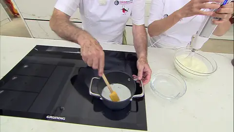 Empezamos a disolver la gelatina hasta integrarla bien Empezamos a disolver la gelatina hasta integrarla bien