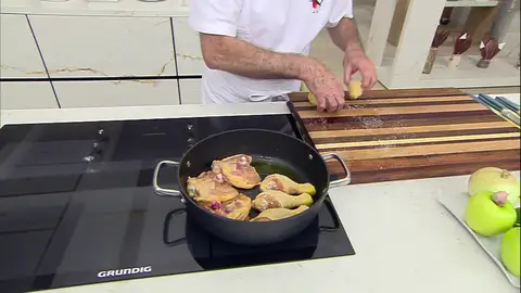 Salpimentar y dorar los muslos de pollo Salpimentar y dorar los muslos de pollo