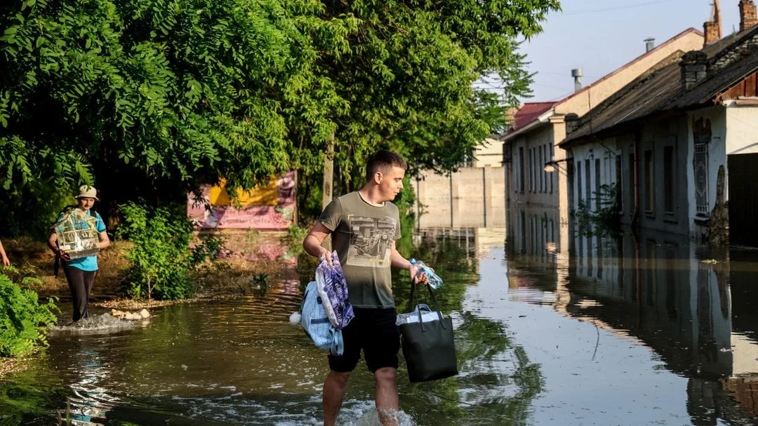 Catástrofe humanitaria y desastre ecológico en Ucrania Ciudadanos ucranianos abandonan sus casas