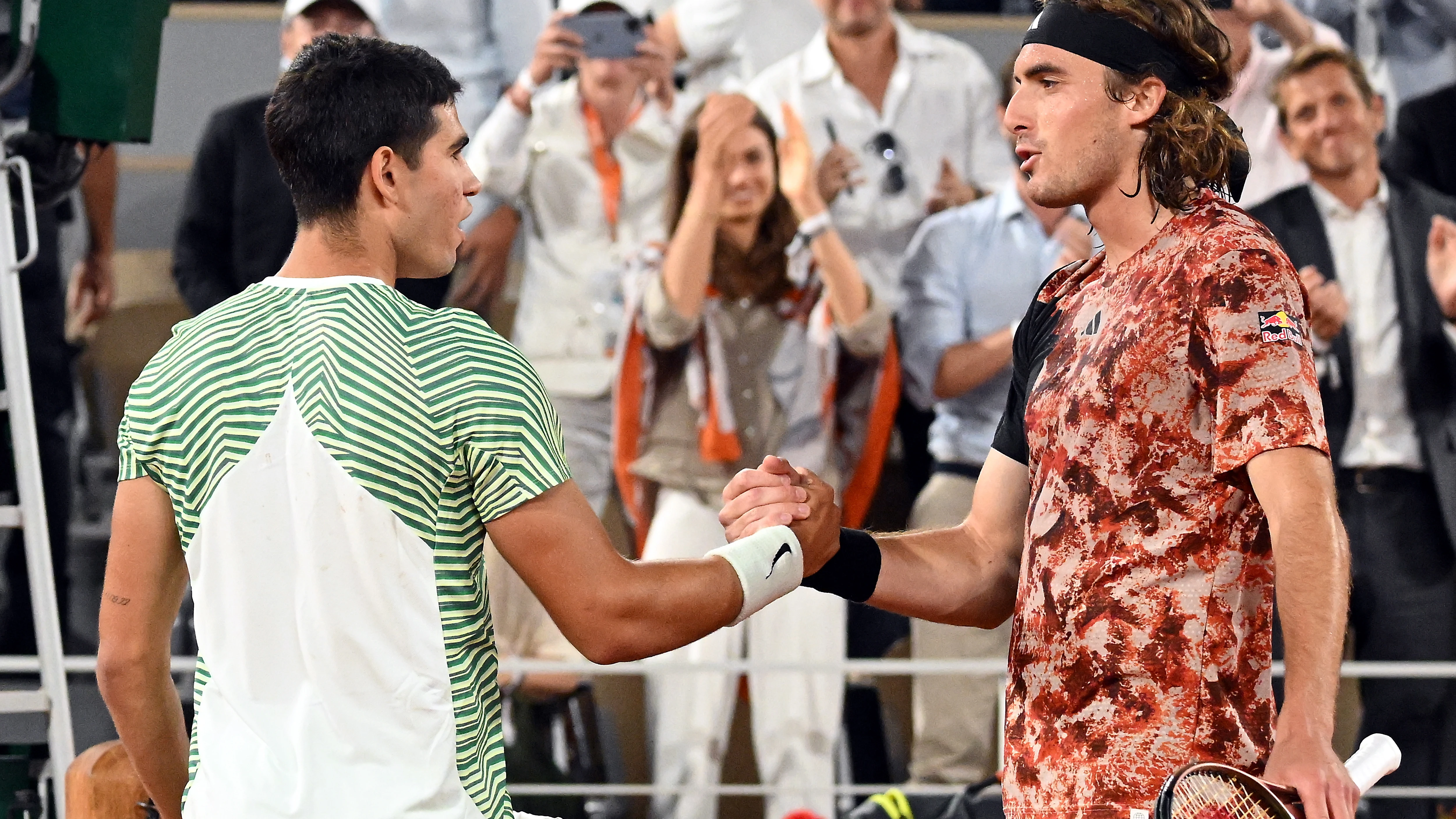 Carlos Alcaraz saluda a Stefanos Tsitsipas tras meterse en semifinales Carlos Alcaraz saluda a Stefanos Tsitsipas tras meterse en semifinales