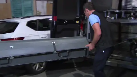 Los agentes trasladan el cuerpo hallado Los agentes trasladan el cuerpo hallado