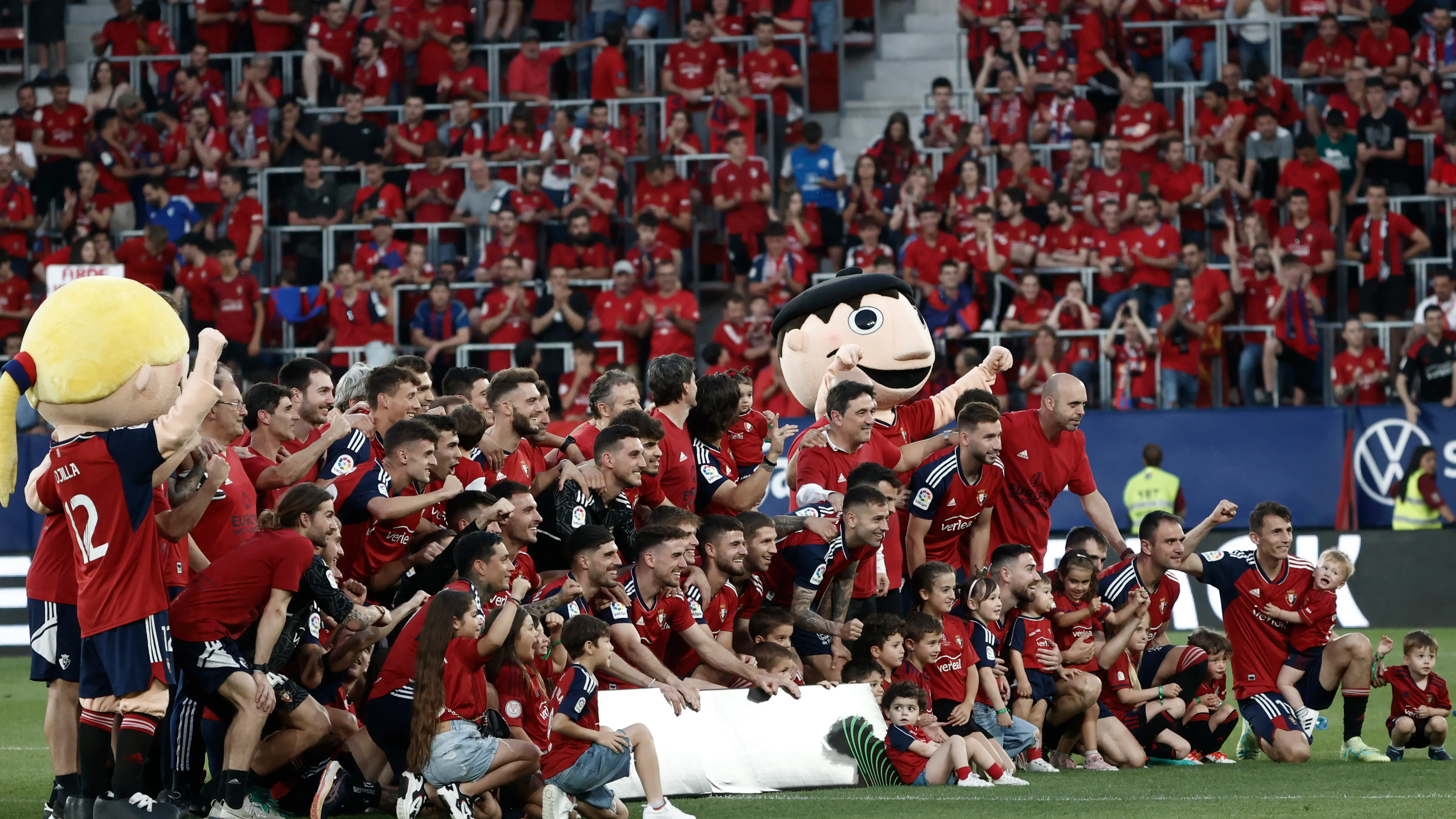 Los jugadores de Osasuna celebran su clasificación para Europa tras la última jornada de Liga Los jugadores de Osasuna celebran su clasificación para Europa tras la última jornada de Liga