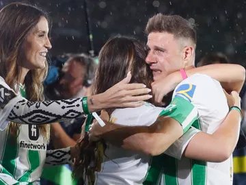 Joaquín se abraza a su familia durante su despedida en el Benito Villamarín Joaquín se abraza a su familia durante su despedida en el Benito Villamarín