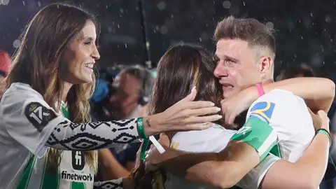 Joaquín se abraza a su familia durante su despedida en el Benito Villamarín Joaquín se abraza a su familia durante su despedida en el Benito Villamarín