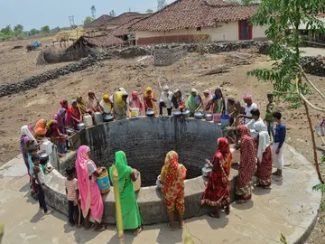 Imagen de archivo de un grupo de mujeres y niñas alrededor de un pozo en la India Imagen de archivo de un grupo de mujeres y niñas alrededor de un pozo en la India
