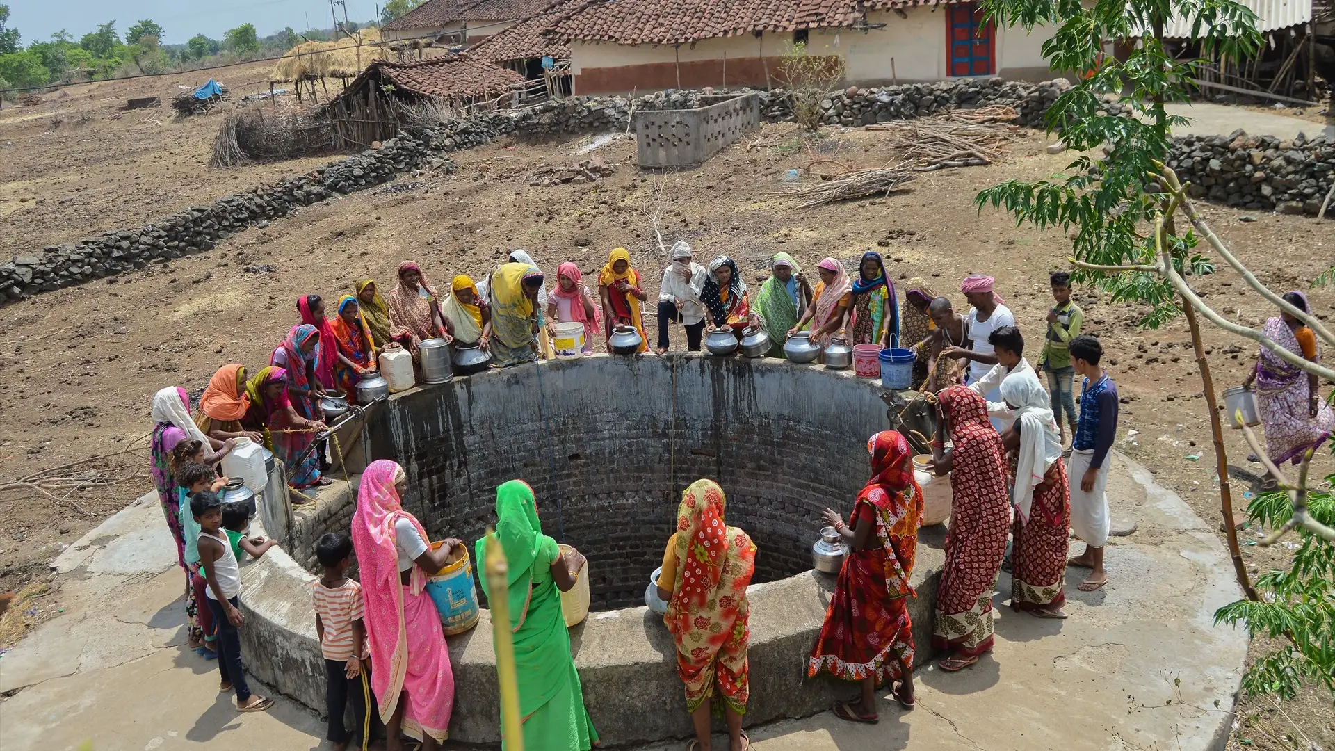 Imagen de archivo de un grupo de mujeres y ni&ntilde;as alrededor de un pozo en la India