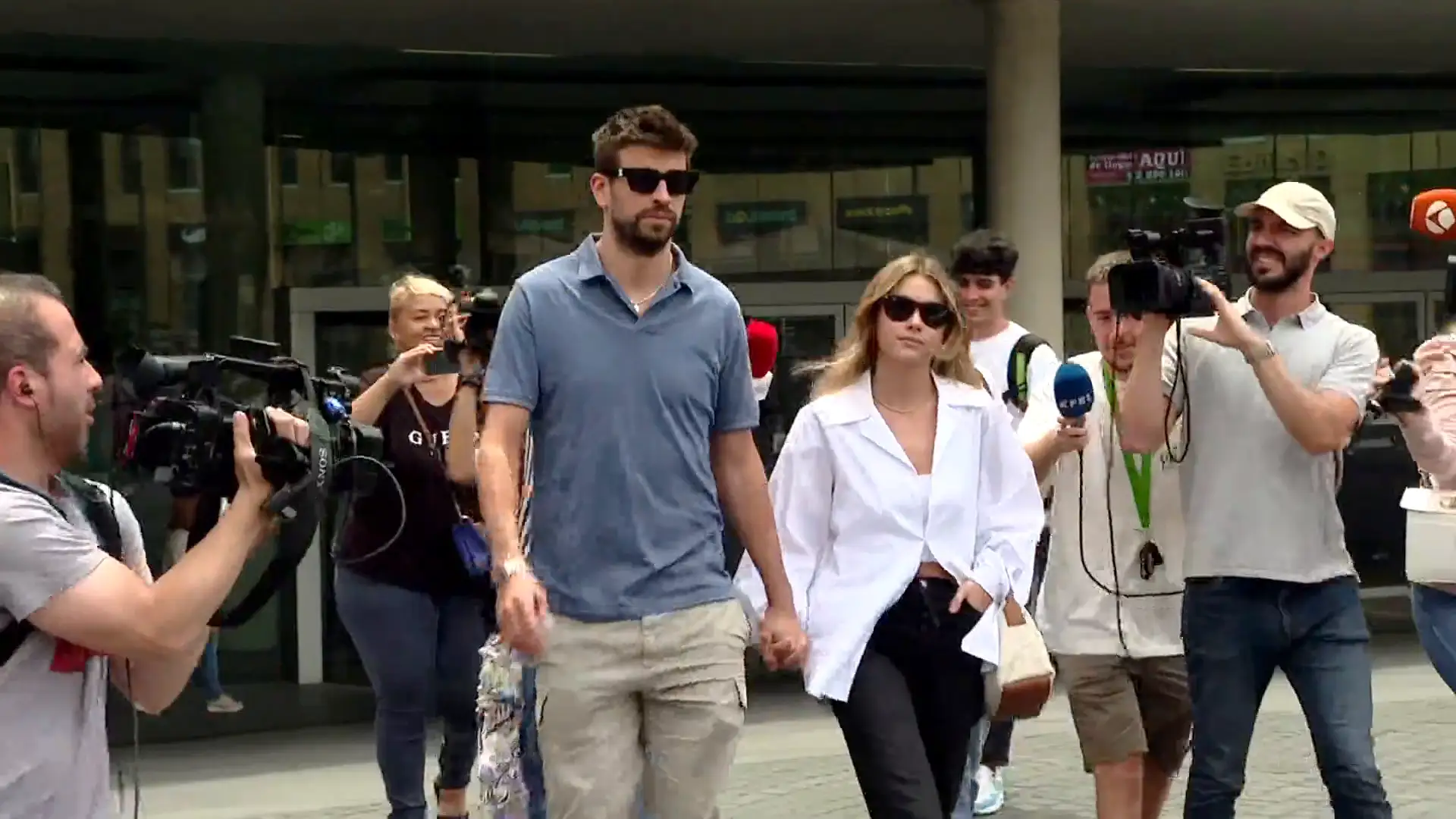 Gerard Piqu&eacute; y Clara Ch&iacute;a, a su salida de los juzgados